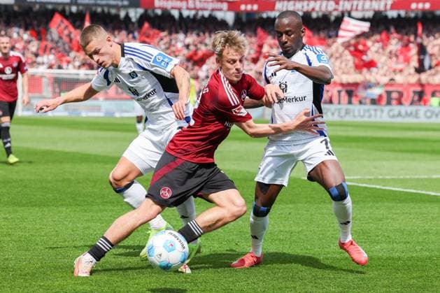 Thrilling duel between Jean Luc Dompe 7 Hamburger SV and Tim Janisch 32 1FC Nuernberg , 1 FC Nuernberg vs Hamburger SV, Football, 2 Bundesliga, 28 Matchday, 05 04 2025 DFB regulations prohibit any use of photographs as image sequences and or quasi video Copyright: xkolbert-press MartinxAgüerax