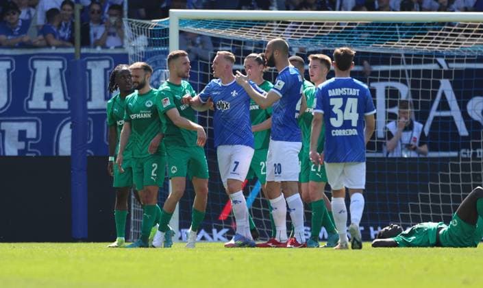 05 04 2025, xdcx, Fußball 2 Bundesliga, SV Darmstadt 98 SpVgg Greuther Fürth, emonline, emspor, despor, v l , Isac Lidberg SV Darmstadt 98 separates Dennis Srbeny SpVgg Greuther Fürth and Aleksandar Vukotic SV Darmstadt 98 from each other DFL DFB REGULATIONS PROHIBIT ANY USE OF PHOTOGRAPHS AS IMAGE SEQUENCES AND OR QUASI VIDEO Copyright: HMBxMedia Claus