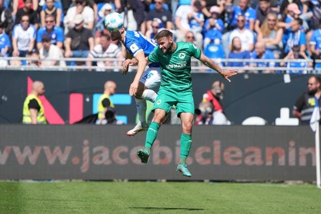 Fabian Nürnberger SV Darmstadt 98, 15 in duel with Simon Asta SpVgg Greuther Fürth, 2 05 04 2025 2 Bundesliga, Season 24 25 SV Darmstadt 98 vs SpVgg Greuther Fürth, Stadion am Boellenfalltor, emonline, emspor,