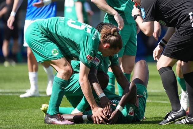 Joshua Quarshie SpVgg Greuther Fürth, 15 injured 05 04 2025 2 Bundesliga, Season 24 25 SV Darmstadt 98 vs SpVgg Greuther Fürth, Stadion am Boellenfalltor, emonline, emspor,