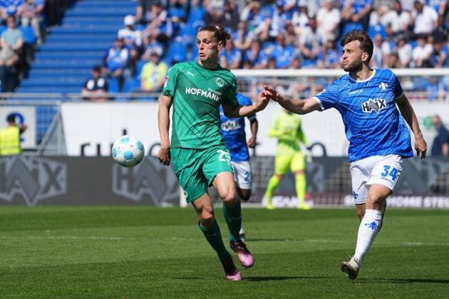 Gideon Jung SpVgg Greuther Fürth, 23 vs Killian Corredor SV Darmstadt 98, 34 05 04 2025 2 Bundesliga, Season 24 25 SV Darmstadt 98 vs SpVgg Greuther Fürth, Stadion am Boellenfalltor, emonline, emspor,