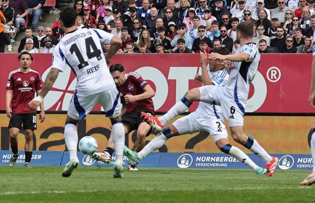 05 04 2025 Soccer Season 2024 2025 2 Soccer Bundesliga 28 Matchday 1 FC Nürnberg FCN Club Hamburger SV HSV Sportfoto Zink DaMa xdaxmax DFL regulations prohibit any use of photographs as image sequences and or quasi video only for editorial use Berkay Yilmaz 21, 1 FC Nürnberg FCN with shot on goal