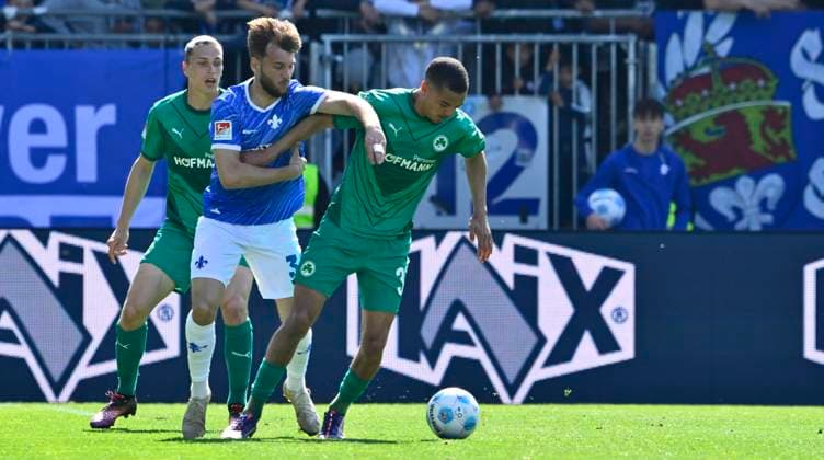 05 04 2025 Soccer Season 2024 2025 2 Soccer Bundesliga 28 Matchday SV Darmstadt 98 Lilien SpVgg Greuther Fürth Kleeblatt Sportfoto Zink xwoxzix DFL regulations prohibit any use of photographs as image sequences and or quasi video only for editorial use Noah Loosli 25, SpVgg Greuther Fürth Killian Corredor 34, SV Darmstadt 98 D98 SV98 Maximilian Solomon Dietz 33, SpVgg Greuther Fürth