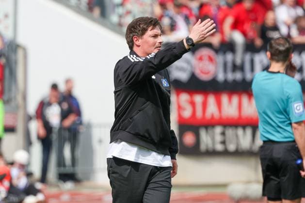 Head coach Merlin Polzin Hamburger SV calls goalkeeper Daniel Heuer Fernandes 1 Hamburger SV to himself, 1 FC Nuernberg vs Hamburger SV, Football, 2 Bundesliga, 28 Matchday, 05 04 2025 DFB regulations prohibit any use of photographs as image sequences and or quasi video Copyright: xkolbert-press MartinxAgüerax