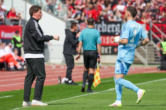 Head coach Merlin Polzin Hamburger SV calls goalkeeper Daniel Heuer Fernandes 1 Hamburger SV to himself, 1 FC Nuernberg vs Hamburger SV, Football, 2 Bundesliga, 28 Matchday, 05 04 2025 DFB regulations prohibit any use of photographs as image sequences and or quasi video Copyright: xkolbert-press MartinxAgüerax