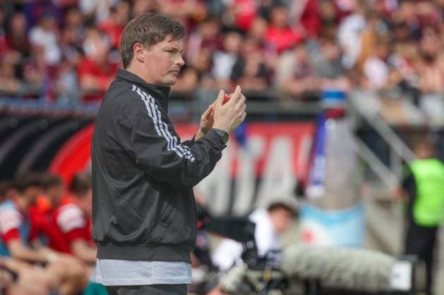 Head coach Merlin Polzin Hamburger SV cheers on his team, 1 FC Nuernberg vs Hamburger SV, Soccer, 2 Bundesliga, 28 Matchday, 05 04 2025 DFB regulations prohibit any use of photographs as image sequences and or quasi video Copyright: xkolbert-press MartinxAgüerax