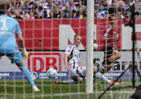 05 04 2025 Soccer Season 2024 2025 2 Soccer Bundesliga 28 Matchday 1 FC Nürnberg FCN Club Hamburger SV HSV Sportfoto Zink DaMa xdaxmax DFL regulations prohibit any use of photographs as image sequences and or quasi video only for editorial use Daniel Heuer Fernandes 1, Hamburger SV HSV Sebastian Schonlau 4, Hamburger SV HSV Rafael Lubach 18, 1 FC Nürnberg FCN