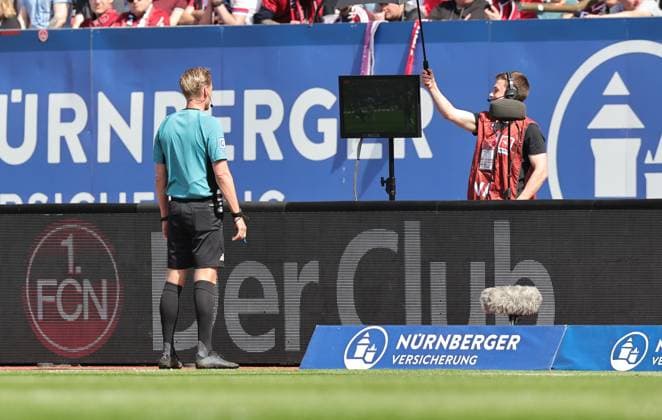 05 04 2025 Soccer Season 2024 2025 2 Soccer Bundesliga 28 Matchday 1 FC Nürnberg FCN Club Hamburger SV HSV Sportfoto Zink DaMa xdaxmax DFL regulations prohibit any use of photographs as image sequences and or quasi video only for editorial use Timo Gerach Referee checks video evidence