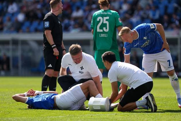 2025 04 05 xJFAx 2 Bundesliga SV Darmstadt 98 SpVgg Greuther Fürth v l , Fraser Hornby SV Darmstadt 98 is treated DFL DFB REGULATIONS PROHIBIT ANY USE OF PHOTOGRAPHS as IMAGE SEQUENCES and or QUASI VIDEO Copyright: JoaquimxFerreira