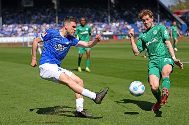 05 04 2025, xfux, Fussball 2 Bundesliga, SV Darmstadt 98 SpVgg Greuther Fuerth v l Sergio Lopez Lopez SV Darmstadt 98 , Marco John SpVgg Greuther Fuerth DFL DFB REGULATIONS PROHIBIT ANY USE OF PHOTOGRAPHS as IMAGE SEQUENCES and or QUASI VIDEO Licensing of this image to and or by SV Darmstadt 1898 e V and subsidiaries is not permitted No release of or sale to SV Darmstadt 1898 e V Darmstadt