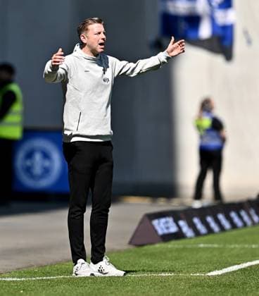 05 04 2025, xfux, Fußball 2 Bundesliga, SV Darmstadt 98 SpVgg Greuther Fuerth v l Trainer Florian Kohfeldt SV Darmstadt 98 gibt Anweisungen, gestikuliert, mit den Armen gestikulieren gives instructions, gesticulate, gesticolando enttaeuscht, enttaeuscht looking, dissapointed DFL DFB REGULATIONS PROHIBIT ANY USE OF PHOTOGRAPHS as IMAGE SEQUENCES and or QUASI VIDEO Licensing of this image to and or by SV Darmstadt 1898 e V and subsidiaries is not permitted No release of or sale to SV Darmstadt 1898 e V Darmstadt