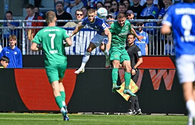 05 04 2025, xfux, Fussball 2 Bundesliga, SV Darmstadt 98 SpVgg Greuther Fuerth v l Fabian Nürnberger Nuernberger SV Darmstadt 98 , Simon Asta SpVgg Greuther Fuerth DFL DFB REGULATIONS PROHIBIT ANY USE OF PHOTOGRAPHS as IMAGE SEQUENCES and or QUASI VIDEO Licensing of this image to and or by SV Darmstadt 1898 e V and subsidiaries is not permitted No release of or sale to SV Darmstadt 1898 e V Darmstadt