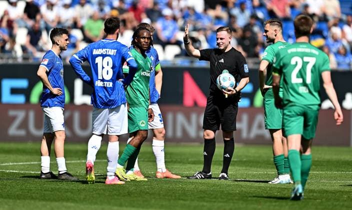 05 04 2025, xfux, Fussball 2 Bundesliga, SV Darmstadt 98 SpVgg Greuther Fuerth v l Referee Referee Lars Erbst gives instructions, gesticulates, gesticulate with arms gives instructions, gesticulate, gesticolando DFL DFB REGULATIONS PROHIBIT ANY USE OF PHOTOGRAPHS as IMAGE SEQUENCES and or QUASI VIDEO Licensing of this image to and or by SV Darmstadt 1898 e V and subsidiaries is not permitted No release of or sale to SV Darmstadt 1898 e V Darmstadt