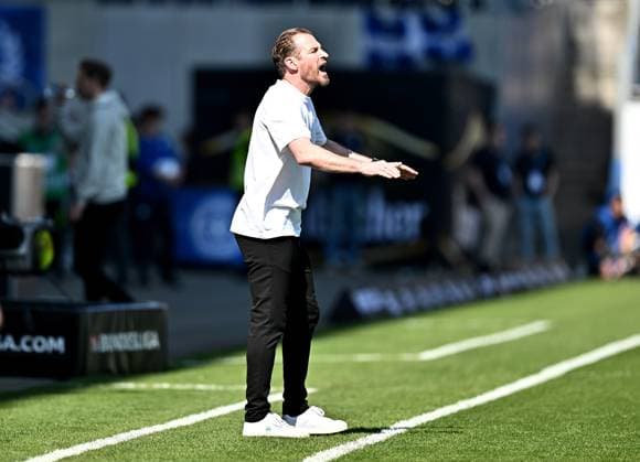 05 04 2025, xfux, Fussball 2 Bundesliga, SV Darmstadt 98 SpVgg Greuther Fuerth v l Trainer Jan Siewert SpVgg Greuther Fuerth gives instructions, gesticulates, gesticulate with arms gives instructions, gesticulate, gesticolando DFL DFB REGULATIONS PROHIBIT ANY USE OF PHOTOGRAPHS as IMAGE SEQUENCES and or QUASI VIDEO Licensing of this image to and or by SV Darmstadt 1898 e V and subsidiaries is not permitted No release of or sale to SV Darmstadt 1898 e V Darmstadt