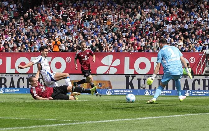 05 04 2025 Soccer Season 2024 2025 2 Soccer Bundesliga 28 Matchday 1 FC Nürnberg FCN Club Hamburger SV HSV Sportfoto Zink DaMa xdaxmax DFL regulations prohibit any use of photographs as image sequences and or quasi video only for editorial use Ondrej Karafiat 44, 1 FC Nürnberg FCN with shot on goal gg Daniel Heuer Fernandes 1, Hamburger SV HSV