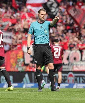05 04 2025 Soccer Season 2024 2025 2 Soccer Bundesliga 28 Matchday 1 FC Nürnberg FCN Club Hamburger SV HSV Sportfoto Zink DaMa xdaxmax DFL regulations prohibit any use of photographs as image sequences and or quasi video only for editorial use Timo Gerach Referee indicates gestures directs gives instructions