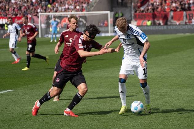 05 04 2025, xhfmx, Fußball 2 Bundesliga, 1 FC Nuernberg Hamburger SV v l Fabio Gruber 1 FC Nürnberg in duel with Adam Karabec Hamburger SV DFL DFB REGULATIONS PROHIBIT ANY USE OF PHOTOGRAPHS as IMAGE SEQUENCES and or QUASI VIDEO Nuernberg