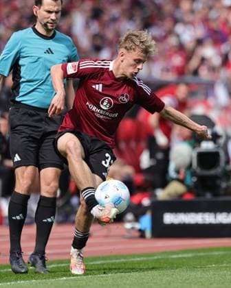 05 04 2025 Soccer Season 2024 2025 2 Soccer Bundesliga 28 Matchday 1 FC Nürnberg FCN Club Hamburger SV HSV Sportfoto Zink DaMa xdaxmax DFL regulations prohibit any use of photographs as image sequences and or quasi video only for editorial use Tim Janisch 32, 1 FC Nürnberg FCN nimmt Ball an