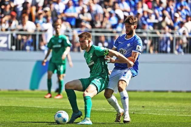 05 04 2025, xtvx, Soccer 2 Bundesliga, SV Darmstadt 98 SpVgg Greuther Fuerth v l Luca Itter SpVgg Greuther Fuerth Killian Corredor SV Darmstadt 98 DFL DFB REGULATIONS PROHIBIT ANY USE OF PHOTOGRAPHS as IMAGE SEQUENCES and or QUASI VIDEO Darmstadt