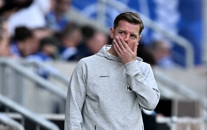 05 04 2025, xfux, Fussball 2 Bundesliga, SV Darmstadt 98 SpVgg Greuther Fuerth v l Trainer Florian Kohfeldt SV Darmstadt 98 gibt Anweisungen, gestikuliert, mit den Armen gestikulieren gives instructions, gesticulate, gesticolando enttaeuscht, enttaeuscht looking, dissapointed DFL DFB REGULATIONS PROHIBIT ANY USE OF PHOTOGRAPHS as IMAGE SEQUENCES and or QUASI VIDEO Licensing of this image to and or by SV Darmstadt 1898 e V and subsidiaries is not permitted No release of or sale to SV Darmstadt 1898 e V Darmstadt