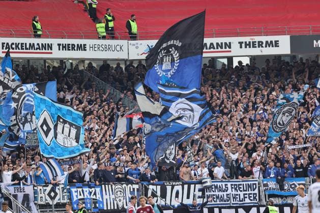 05 04 2025 Soccer Season 2024 2025 2 Soccer Bundesliga 28 Matchday 1 FC Nürnberg FCN Club Hamburger SV HSV Sportfoto Zink DaMa xdaxmax DFL regulations prohibit any use of photographs as image sequences and or quasi video only for editorial use spectators audience fans of Hamburger SV HSV cheer on their team team