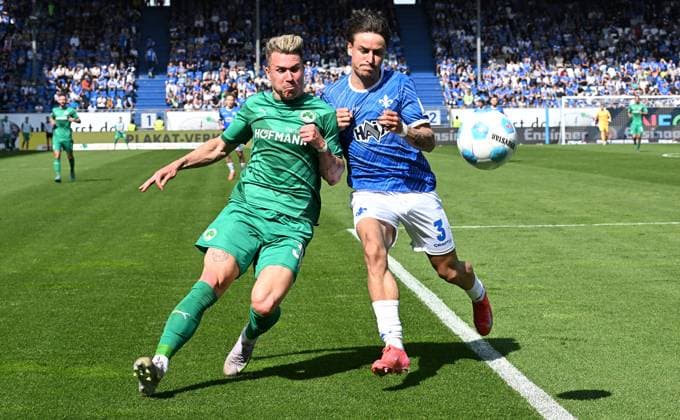 05 04 2025 Soccer Season 2024 2025 2 Soccer Bundesliga 28 Matchday SV Darmstadt 98 Lilien SpVgg Greuther Fürth Kleeblatt Sportfoto Zink xwoxzix DFL regulations prohibit any use of photographs as image sequences and or quasi video only for editorial use Felix Klaus 30, SpVgg Greuther Fürth Guille Bueno 3, SV Darmstadt 98 D98 SV98
