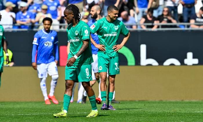 05 04 2025 Soccer Season 2024 2025 2 Soccer Bundesliga 28 Matchday SV Darmstadt 98 Lilien SpVgg Greuther Fürth Kleeblatt Sportfoto Zink xwoxzix DFL regulations prohibit any use of photographs as image sequences and or quasi video only for editorial use Noel Futkeu 9, SpVgg Greuther Fürth Maximilian Solomon Dietz 33, SpVgg Greuther Fürth disappointed disappointment