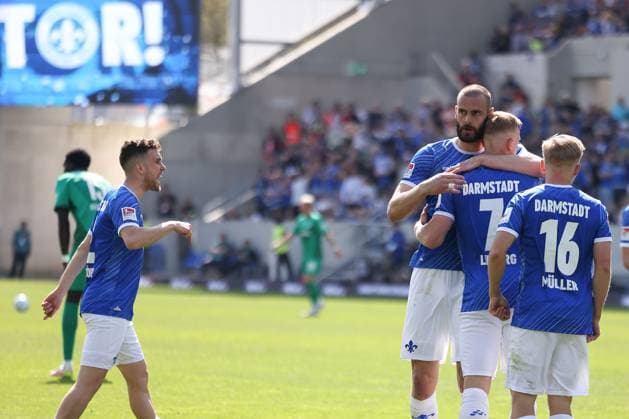2025 04 05 xJFAx 2 Bundesliga SV Darmstadt 98 SpVgg Greuther Fürth v l , Torjubel, Goal celebration, celebrate the goal Sergio Lopez SV Darmstadt 98 , Aleksander Vukovic SV Darmstadt 98 , Isac Alexi Sivert Lidberg SV Darmstadt 98 , Andreas Müller SV Darmstadt 98 DFL DFB REGULATIONS PROHIBIT ANY USE OF PHOTOGRAPHS as IMAGE SEQUENCES and or QUASI VIDEO Copyright: JoaquimxFerreira