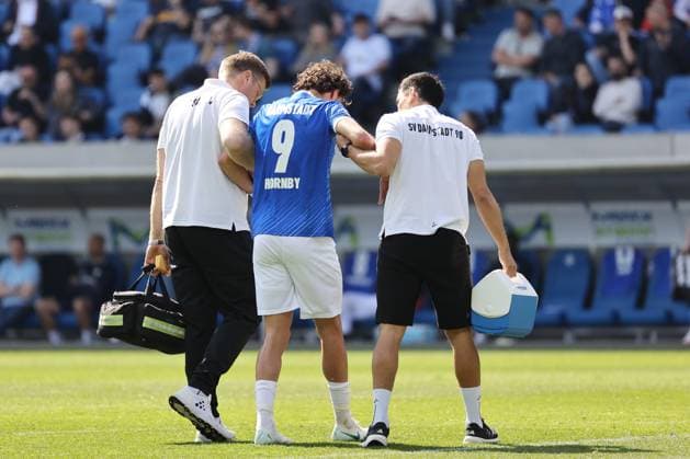 05 04 2025, xtvx, Fußball 2 Bundesliga, SV Darmstadt 98 SpVgg Greuther Fuerth v l Verletzung Fraser Hornby SV Darmstadt 98 DFL DFB REGULATIONS PROHIBIT ANY USE OF PHOTOGRAPHS as IMAGE SEQUENCES and or QUASI VIDEO Darmstadt