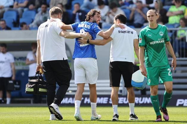 05 04 2025, xtvx, Fußball 2 Bundesliga, SV Darmstadt 98 SpVgg Greuther Fuerth v l Verletzung Fraser Hornby SV Darmstadt 98 DFL DFB REGULATIONS PROHIBIT ANY USE OF PHOTOGRAPHS as IMAGE SEQUENCES and or QUASI VIDEO Darmstadt