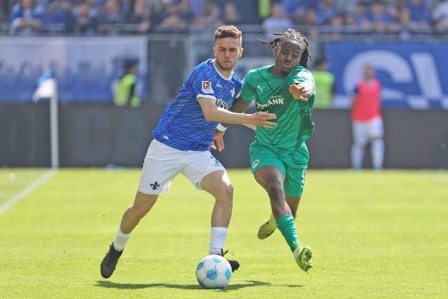 05 04 2025, xtvx, Fußball 2 Bundesliga, SV Darmstadt 98 SpVgg Greuther Fuerth v l Zweikampf, Duell, duel, tackle, compete Sergio Lopez SV Darmstadt 98 Noel Futkeu SpVgg Greuther Fuerth DFL DFB REGULATIONS PROHIBIT ANY USE OF PHOTOGRAPHS as IMAGE SEQUENCES and or QUASI VIDEO Darmstadt