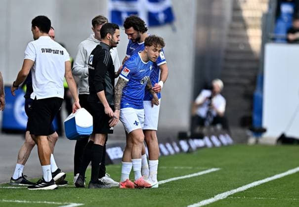 05 04 2025, xfux, Fussball 2 Bundesliga, SV Darmstadt 98 SpVgg Greuther Fuerth v l Trainer Florian Kohfeldt SV Darmstadt 98 , Fraser Hornby SV Darmstadt 98 receive an injury, bursied, harried, hurt, injured, trauma, disappointed, crestfallen, verletzt, Verletzung, Luca Marseiler SV Darmstadt 98 DFL DFB REGULATIONS PROHIBIT ANY USE OF PHOTOGRAPHS as IMAGE SEQUENCES and or QUASI VIDEO Licensing of this image to and or by SV Darmstadt 1898 e V and subsidiaries is not permitted No release of or sale to SV Darmstadt 1898 e V Darmstadt