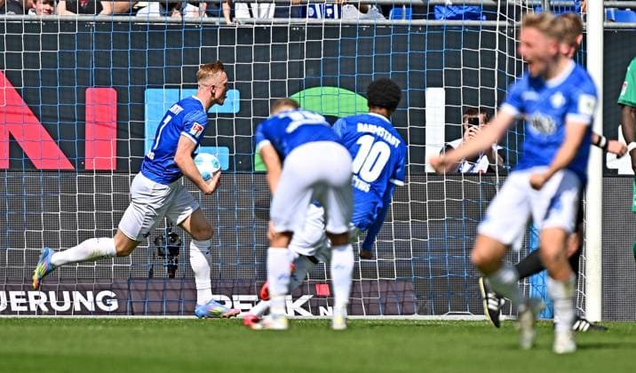 05 04 2025, xfux, Fußball 2 Bundesliga, SV Darmstadt 98 SpVgg Greuther Fuerth v l Torschuetze Torschütze Isac Lidberg SV Darmstadt 98 , Jean Paul Boëtius Boetius SV Darmstadt 98 und Spieler von SV Darmstadt 98 Torjubel, Jubel, Goal celebration, celebrate the goal zum 1 0 jubelnd bejubelt jubelt jubeln Jubel DFL DFB REGULATIONS PROHIBIT ANY USE OF PHOTOGRAPHS as IMAGE SEQUENCES and or QUASI VIDEO Licensing of this image to and or by SV Darmstadt 1898 e V and subsidiaries is not permitted No release of or sale to SV Darmstadt 1898 e V Darmstadt