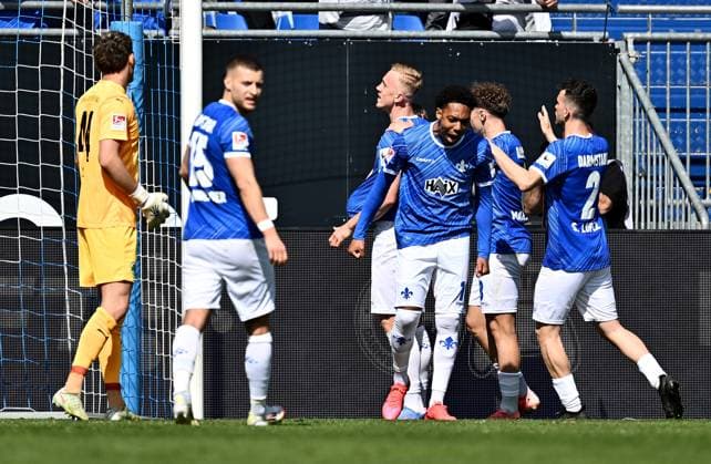 05 04 2025, xfux, Soccer 2 Bundesliga, SV Darmstadt 98 SpVgg Greuther Fuerth v l Fabian Nürnberger Nuernberger SV Darmstadt 98 , Goalscorer Isac Lidberg SV Darmstadt 98 , Jean Paul Boëtius Boetius SV Darmstadt 98 and players of SV Darmstadt 98 Goal celebration, jubilation, Goal celebration, celebrate the goal zum 1 0 jubelnd bejubelt jubelt jubeln Jubel DFL DFB REGULATIONS PROHIBIT ANY USE OF PHOTOGRAPHS as IMAGE SEQUENCES and or QUASI VIDEO Licensing of this image to and or by SV Darmstadt 1898 e V and subsidiaries is not permitted No release of or sale to SV Darmstadt 1898 e V Darmstadt