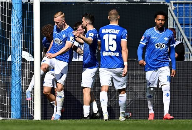 05 04 2025, xfux, Fußball 2 Bundesliga, SV Darmstadt 98 SpVgg Greuther Fuerth v l Torschuetze Torschütze Isac Lidberg SV Darmstadt 98 und Spieler von SV Darmstadt 98 Torjubel, Jubel, Goal celebration, celebrate the goal zum 1 0 jubelnd bejubelt jubelt jubeln Jubel DFL DFB REGULATIONS PROHIBIT ANY USE OF PHOTOGRAPHS as IMAGE SEQUENCES and or QUASI VIDEO Licensing of this image to and or by SV Darmstadt 1898 e V and subsidiaries is not permitted No release of or sale to SV Darmstadt 1898 e V Darmstadt