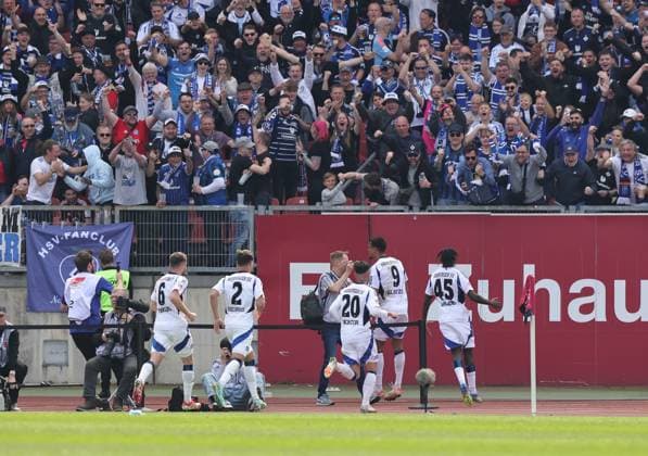 05 04 2025 Soccer Season 2024 2025 2 Soccer Bundesliga 28 Matchday 1 FC Nürnberg FCN Club Hamburger SV HSV Sportfoto Zink DaMa xdaxmax DFL regulations prohibit any use of photographs as image sequences and or quasi video only for editorial use Jubel Freude Torjubel nach Tor zum 0 3 Robert Glatzel 9, Hamburger SV HSV Team Team and spectators audience fans cheers rejoices goal scorer Robert Glatzel 9, Hamburger SV HSV