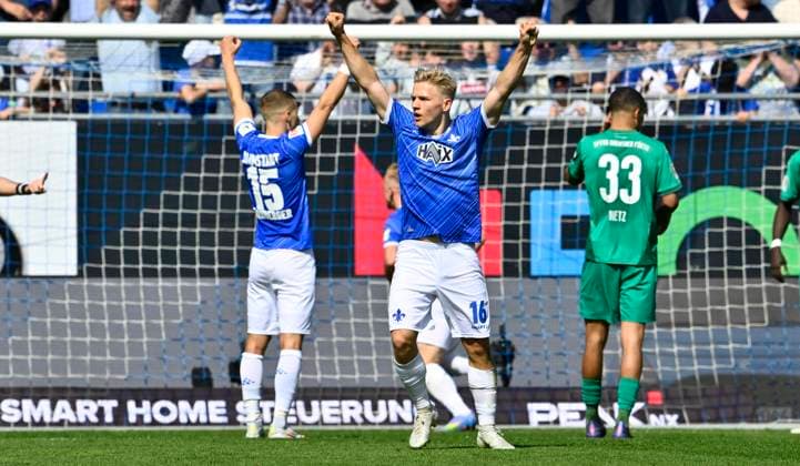 05 04 2025 Soccer Season 2024 2025 2 Soccer Bundesliga 28 Matchday SV Darmstadt 98 Lilien SpVgg Greuther Fürth Kleeblatt Sportfoto Zink xwoxzix DFL regulations prohibit any use of photographs as image sequences and or quasi video only for editorial use Fabian Nürnberger Nuernberger 15, SV Darmstadt 98 D98 SV98 Andreas Müller Mueller 16, SV Darmstadt 98 D98 SV98 Jubel Freude