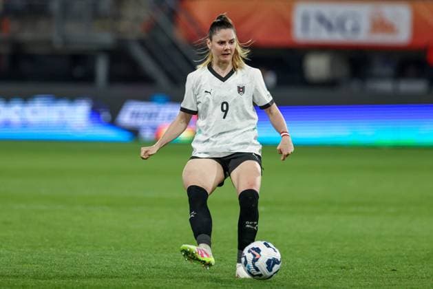 v li Sarah Zadrazil Austria, 9 on the ball, cropped, single image, full body, action, action, game scene, 04 04 2025, Almelo Netherlands , football, UEFA Women s Nations League, Germany Austria xobx