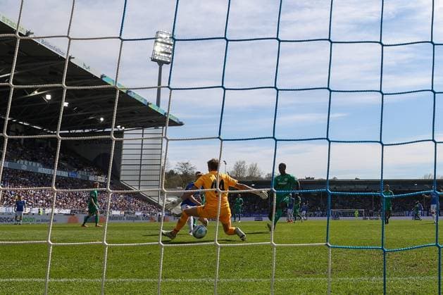 2025 04 05 xJFAx 2 Bundesliga SV Darmstadt 98 SpVgg Greuther Fürth v l , Isac Alexi Sivert Lidberg SV Darmstadt 98 scores the goal to , goalkeeper Nahuel Noll SpVgg Greuther Fürth DFL DFB REGULATIONS PROHIBIT ANY USE OF PHOTOGRAPHS as IMAGE SEQUENCES and or QUASI VIDEO Copyright: JoaquimxFerreira