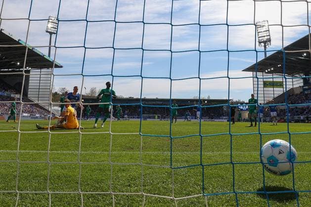 2025 04 05 xJFAx 2 Bundesliga SV Darmstadt 98 SpVgg Greuther Fürth v l , Isac Alexi Sivert Lidberg SV Darmstadt 98 scores the goal for 1 0, goalkeeper Nahuel Noll SpVgg Greuther Fürth DFL DFB REGULATIONS PROHIBIT ANY USE OF PHOTOGRAPHS as IMAGE SEQUENCES and or QUASI VIDEO Copyright: JoaquimxFerreira