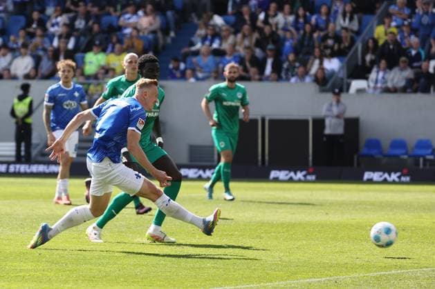 05 04 2025, xtvx, Fußball 2 Bundesliga, SV Darmstadt 98 SpVgg Greuther Fuerth v l Goal scored, Tor zum 1 0 Isac Lidberg SV Darmstadt 98 DFL DFB REGULATIONS PROHIBIT ANY USE OF PHOTOGRAPHS as IMAGE SEQUENCES and or QUASI VIDEO Darmstadt