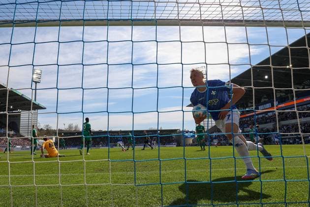 2025 04 05 xJFAx 2 Bundesliga SV Darmstadt 98 SpVgg Greuther Fürth v l , Isac Alexi Sivert Lidberg SV Darmstadt 98 shoots the goal to 1 0 , Goalkeeper Nahuel Noll SpVgg Greuther Fürth DFL DFB REGULATIONS PROHIBIT ANY USE OF PHOTOGRAPHS as IMAGE SEQUENCES and or QUASI VIDEO Copyright: JoaquimxFerreira