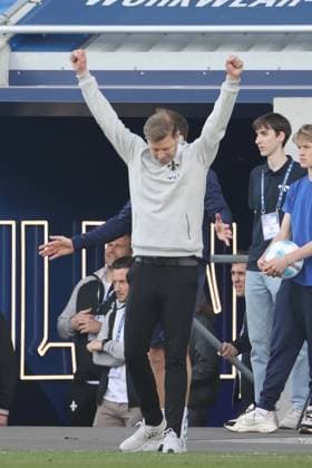 05 04 2025, xtvx, Fußball 2 Bundesliga, SV Darmstadt 98 SpVgg Greuther Fuerth v l Trainer Florian Kohfeldt SV Darmstadt 98 gibt Anweisungen, gestikuliert, mit den Armen gestikulieren gives instructions, gesticulates after the match, after the match DFL DFB REGULATIONS PROHIBIT ANY USE OF PHOTOGRAPHS as IMAGE SEQUENCES and or QUASI VIDEO Darmstadt