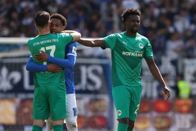 2025 04 05 xJFAx 2 Bundesliga SV Darmstadt 98 SpVgg Greuther Fürth v l , Niko Gießelmann SpVgg Greuther Fürth , Gideon Jung SpVgg Greuther Fürth , enttaeuscht, enttaeuscht schauend, dissapointed, traurig, frustiert, frust, gefrustet DFLB DFB REGULATIONS PROHIBIT ANY USE OF PHOTOGRAPHS as IMAGE SEQUENCES and or QUASI VIDEO Copyright: JoaquimxFerreira