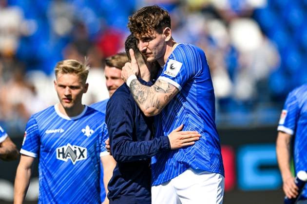 Matej Maglica SV Darmstadt 98, 05 and Sergio Lopez SV Darmstadt 98, 02 after the match, GER, SV Darmstadt 98 vs SpVgg Greuther Fuerth, 2 Bundesliga, Soccer, Matchday 28, Season 2024 2025, 05 04 2025 DFL REGULATIONS PROHIBIT ANY USE OF PHOTOGRAPHS as IMAGE SEQUENCES and or QUASI VIDEO GER, SV Darmstadt 98 vs SpVgg Greuther Fuerth, 2 Bundesliga, Football, Matchday 28, Season 2024 2025, 05 04 2025 Darmstadt Copyright: xEibner-Pressefoto FlorianxWiegandx EP_FWD