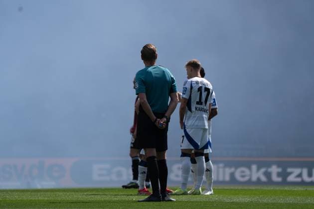 05 04 2025, xhfmx, Soccer 2 Bundesliga, 1 FC Nuernberg Hamburger SV v l Timo Gerach Referee waits until the field is clear of smoke again DFL DFB REGULATIONS PROHIBIT ANY USE OF PHOTOGRAPHS as IMAGE SEQUENCES and or QUASI VIDEO Nuernberg