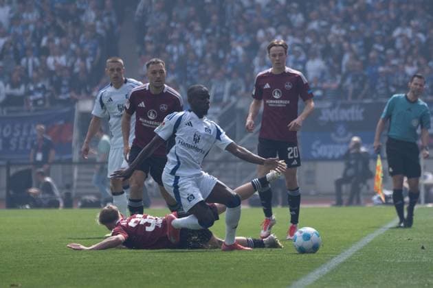 05 04 2025, xhfmx, Soccer 2 Bundesliga, 1 FC Nuernberg Hamburger SV v l Tim Janisch 1 FC Nuernberg in the straddle against Jean Luc Dompe Hamburger SV DFL DFB REGULATIONS PROHIBIT ANY USE OF PHOTOGRAPHS as IMAGE SEQUENCES and or QUASI VIDEO Nuernberg