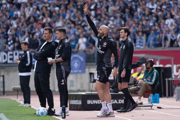 05 04 2025, xhfmx, Fußball 2 Bundesliga, 1 FC Nuernberg Hamburger SV Javier Pinola Co Trainer 1 FC Nürnberg gives instructions after Janis Antistes sending off 1 FC Nürnberg DFL DFB REGULATIONS PROHIBIT ANY USE OF PHOTOGRAPHS as IMAGE SEQUENCES and or QUASI VIDEO Nuernberg