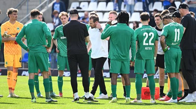 05 04 2025 Soccer Season 2024 2025 2 Soccer Bundesliga 28 Matchday SV Darmstadt 98 Lilien SpVgg Greuther Fürth Kleeblatt Sportfoto Zink xwoxzix DFL regulations prohibit any use of photographs as image sequences and or quasi video only for editorial use Jan Siewert Coach SpVgg Greuther Fürth and Team Team disappointed Disappointment after the end of the match