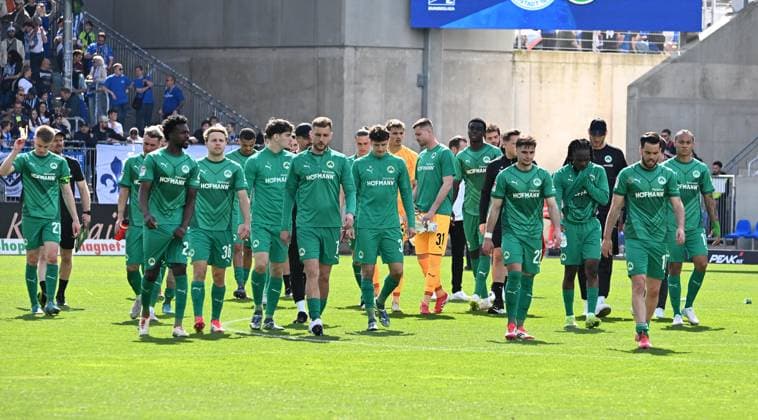 05 04 2025 Soccer Season 2024 2025 2 Soccer Bundesliga 28 Matchday SV Darmstadt 98 Lilien SpVgg Greuther Fürth Kleeblatt Sportfoto Zink xwoxzix DFL regulations prohibit any use of photographs as image sequences and or quasi video only for editorial use Mannschaft Team Fürth disappointed Disappointment after the end of the match